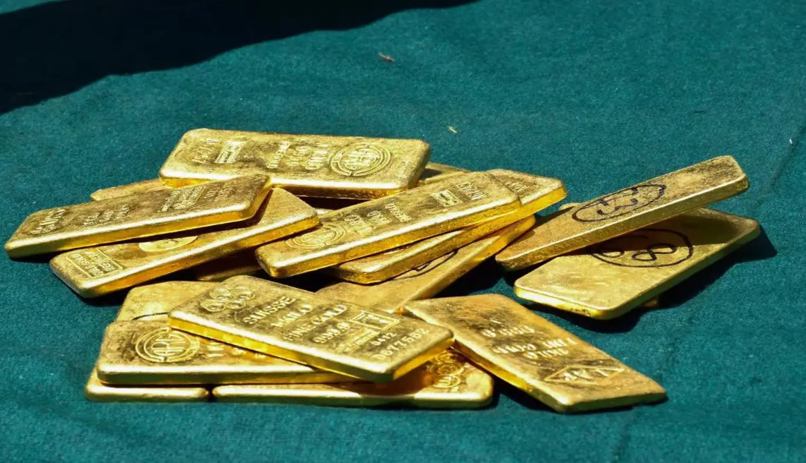 Đột kích chuỗi cửa hàng thời trang, tịch thu 10 kg vàng trị giá 33 tỷ đồng, 3 tỷ tiền mặt không rõ nguồn gốc- Ảnh 1.