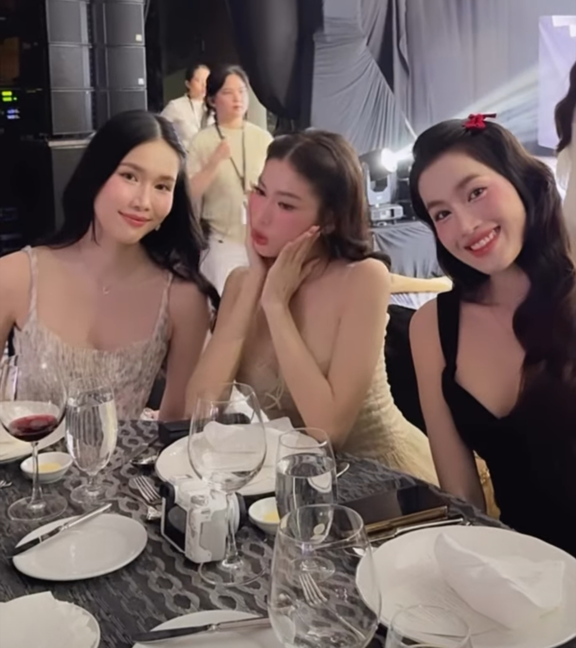 Dàn sao đổ bộ đám cưới Đỗ Hà: Đỗ Mỹ Linh đơn giản mà sang hết nấc, Lương Thuỳ Linh và dàn Hoa - Á hậu đọ sắc tưng bừng- Ảnh 4.