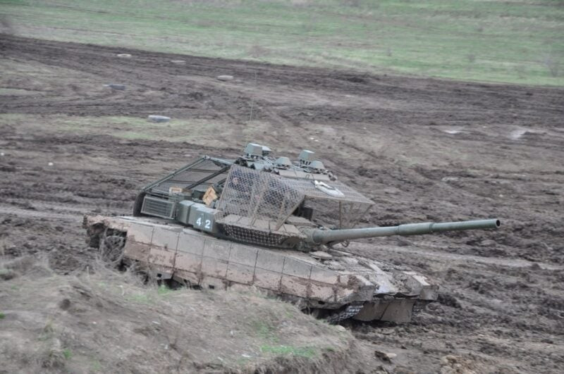 Binh sĩ bất ngờ chỉ trích xe tăng T-80BVM- Ảnh 1.