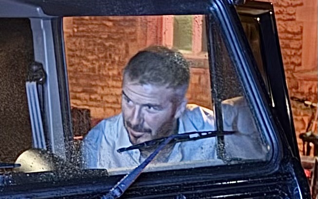 Beckham bị paparazzi bắt gặp ở quán pub- Ảnh 1.