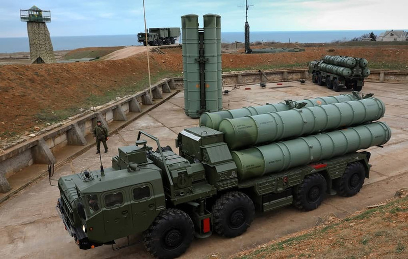 Hàng loạt tổ hợp phòng không S-400 và kho đạn tại Crimea bị phá hủy- Ảnh 3. Hàng loạt tổ hợp phòng không S-400 và kho đạn tại Crimea bị phá hủy- Ảnh 3.