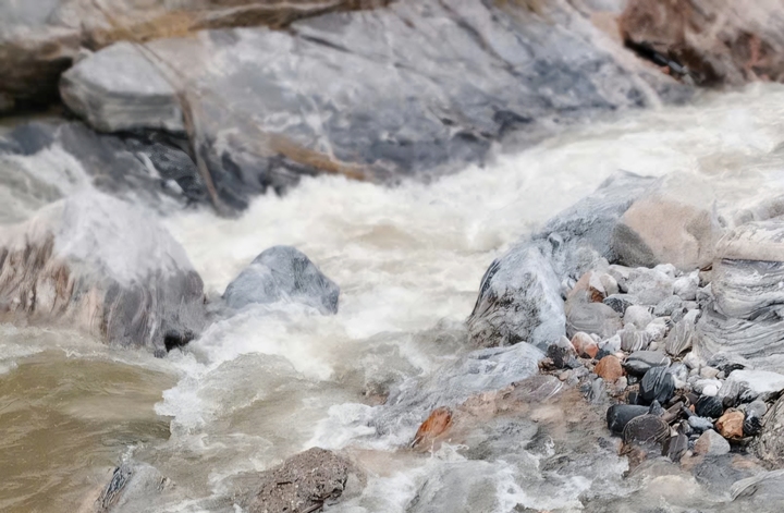 5 học sinh tắm suối khi thủy điện xả nước, 2 em bị cuốn mất tích- Ảnh 1.