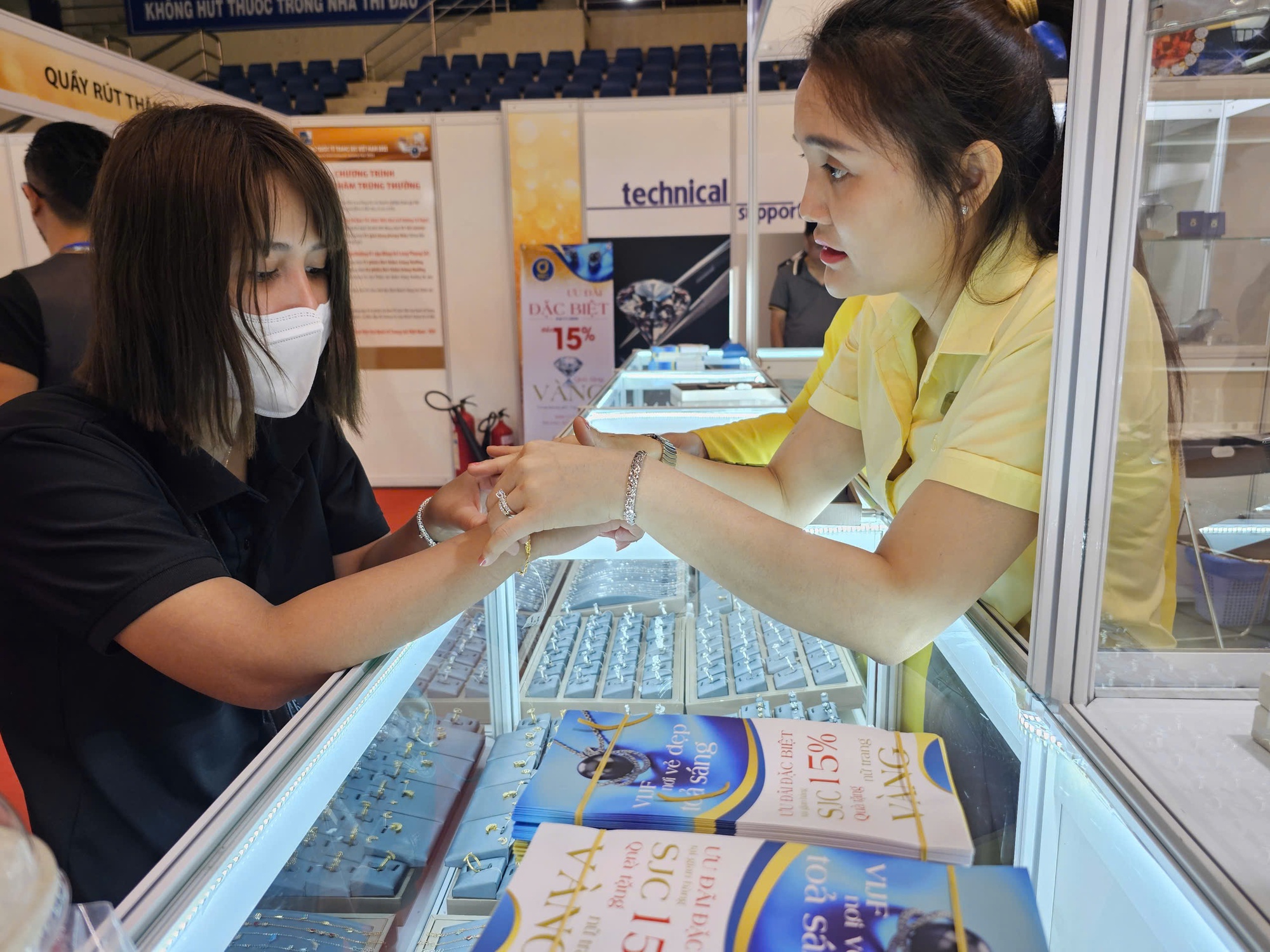 Giá vàng hôm nay 9-11: Diễn biến bất ngờ của vàng miếng- Ảnh 1. Giá vàng hôm nay 9-11: Diễn biến bất ngờ của vàng miếng- Ảnh 1.