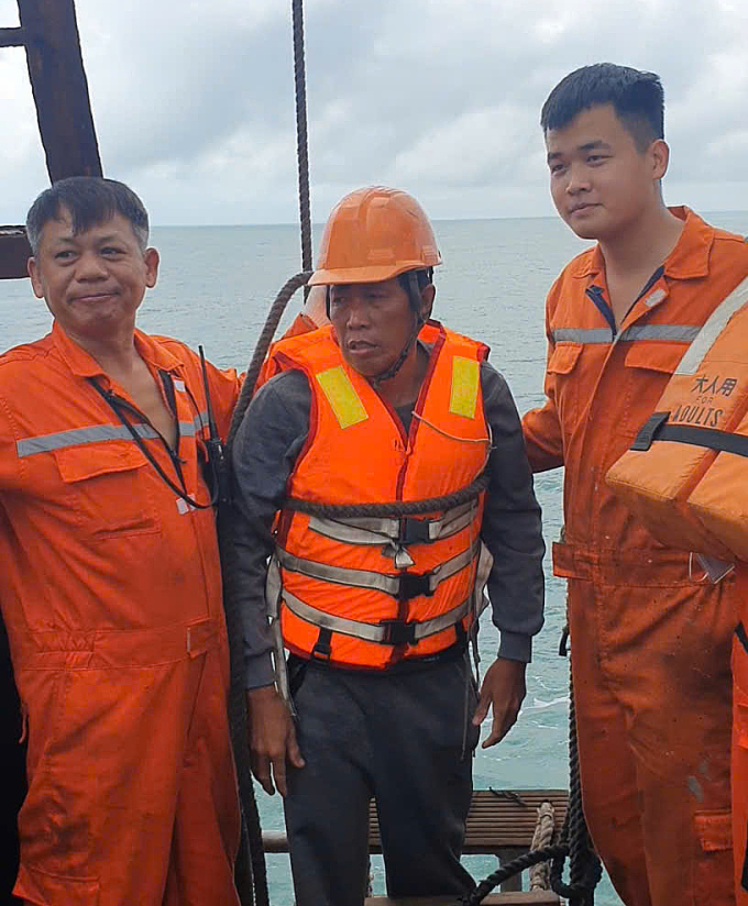 42 giờ l&ecirc;nh đ&ecirc;nh giữa biển của người đ&agrave;n &ocirc;ng L&yacute; Sơn: Ăn sống cua c&aacute; nhỏ để sinh tồn, ngửa mặt l&ecirc;n trời uống nước mưa- Ảnh 3.