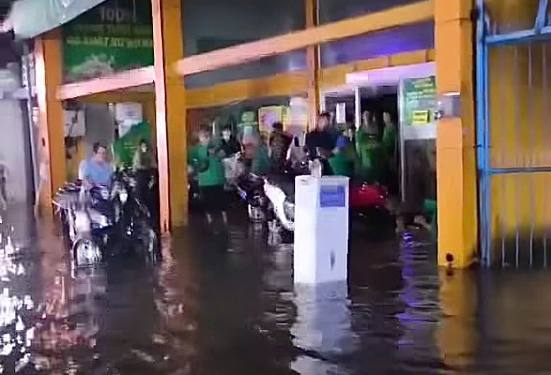 Nam thanh niên đang đi bộ gần tủ điện ở trung tâm TP HCM thì bất ngờ co giật, ngã xuống nguy kịch- Ảnh 2. Nam thanh niên đang đi bộ gần tủ điện ở trung tâm TP HCM thì bất ngờ co giật, ngã xuống nguy kịch- Ảnh 2.