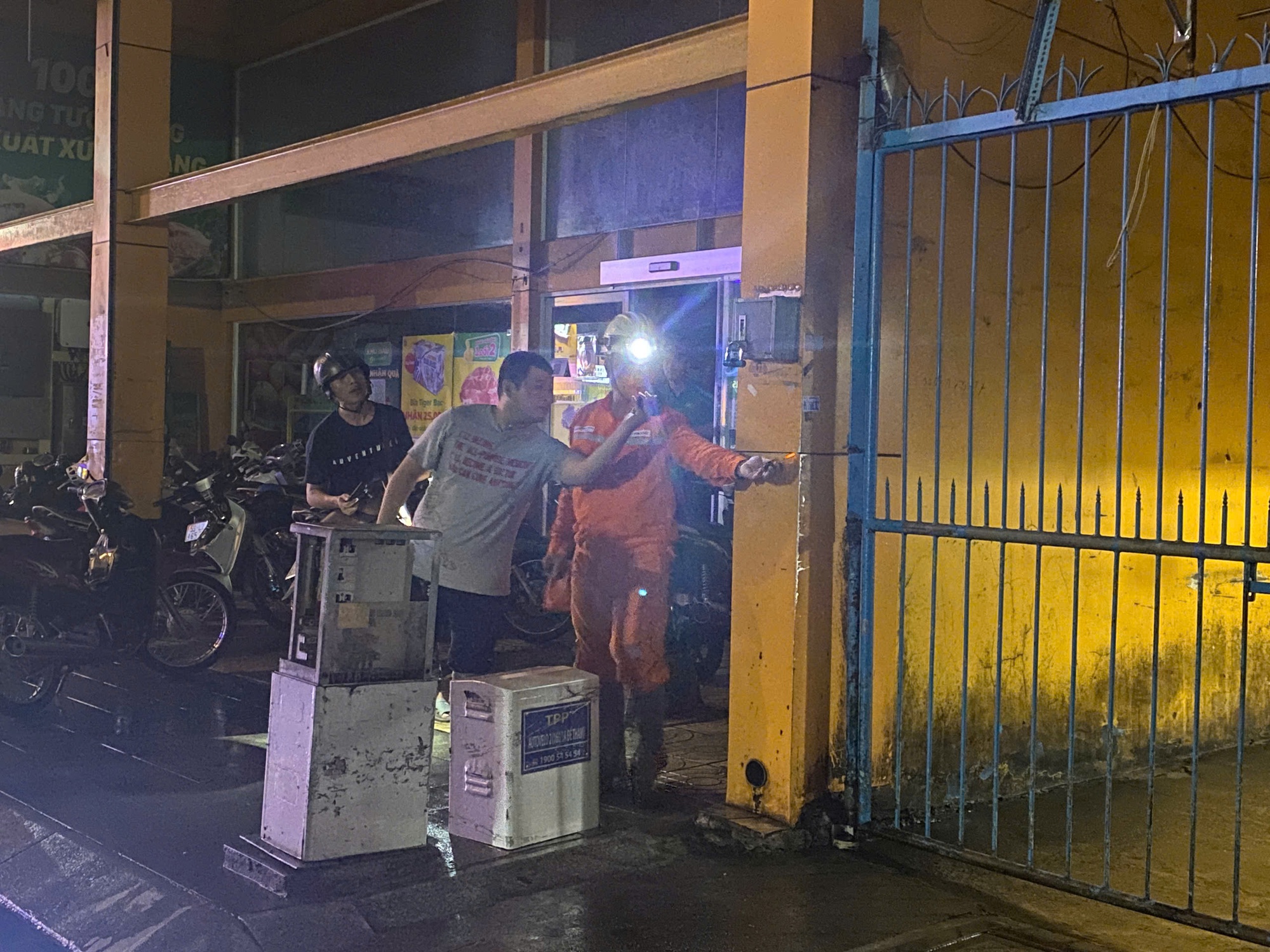 Nam thanh niên đang đi bộ gần tủ điện ở trung tâm TP HCM thì bất ngờ co giật, ngã xuống nguy kịch- Ảnh 1. Nam thanh niên đang đi bộ gần tủ điện ở trung tâm TP HCM thì bất ngờ co giật, ngã xuống nguy kịch- Ảnh 1.