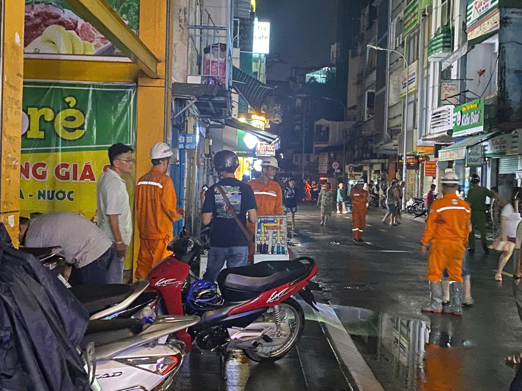 Nam thanh niên đang đi bộ gần tủ điện ở trung tâm TP HCM thì bất ngờ co giật, ngã xuống nguy kịch- Ảnh 3. Nam thanh niên đang đi bộ gần tủ điện ở trung tâm TP HCM thì bất ngờ co giật, ngã xuống nguy kịch- Ảnh 3.
