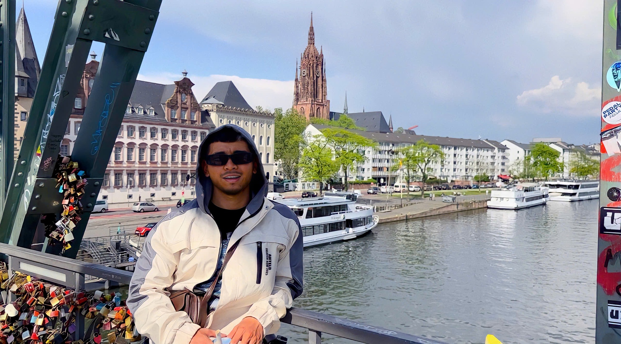 Nam ca sĩ, diễn viên bỏ nghề đi làm travel blogger: 2 năm đi 118 quốc gia, mua nhà xe, cuộc sống viên mãn- Ảnh 9. Nam ca sĩ, diễn viên bỏ nghề đi làm travel blogger: 2 năm đi 118 quốc gia, mua nhà xe, cuộc sống viên mãn- Ảnh 9.