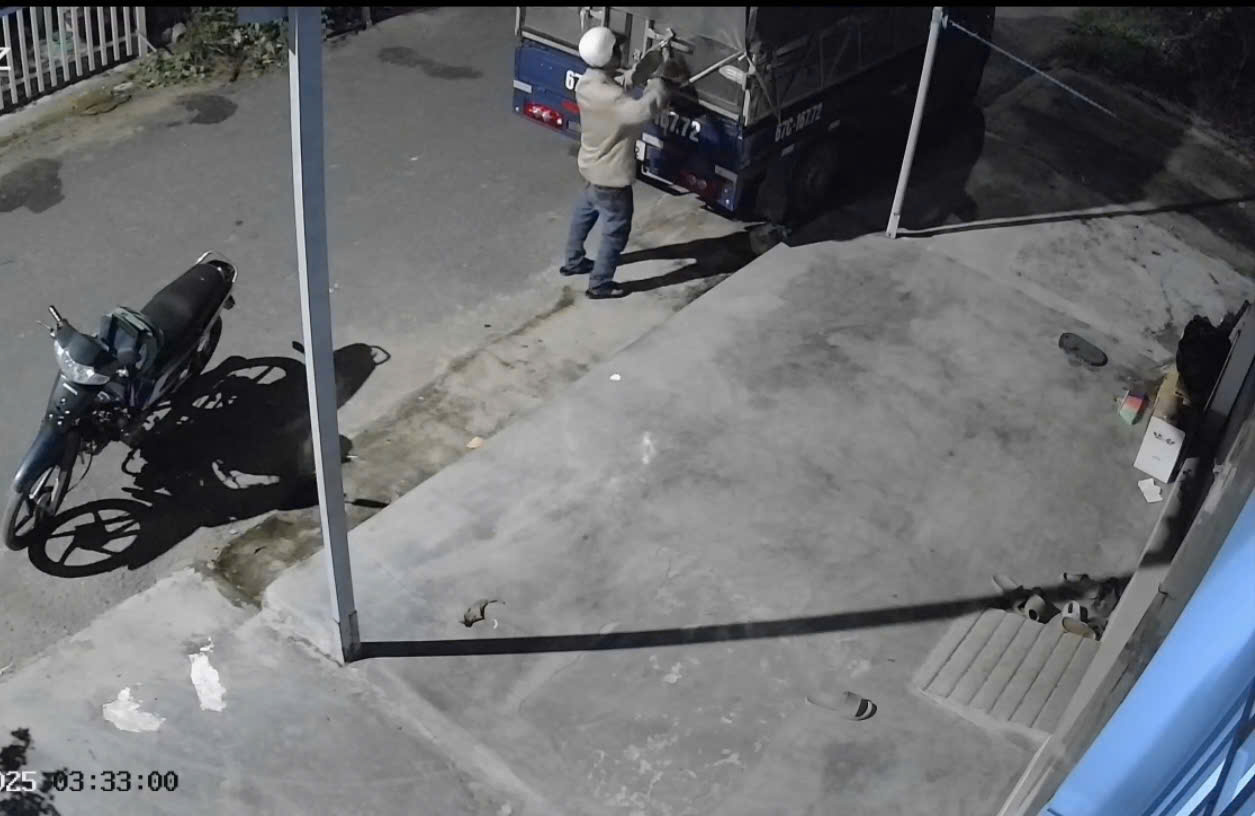 CLIP: Kẻ trộm táo tợn bị ghi hình ở An Giang- Ảnh 1.