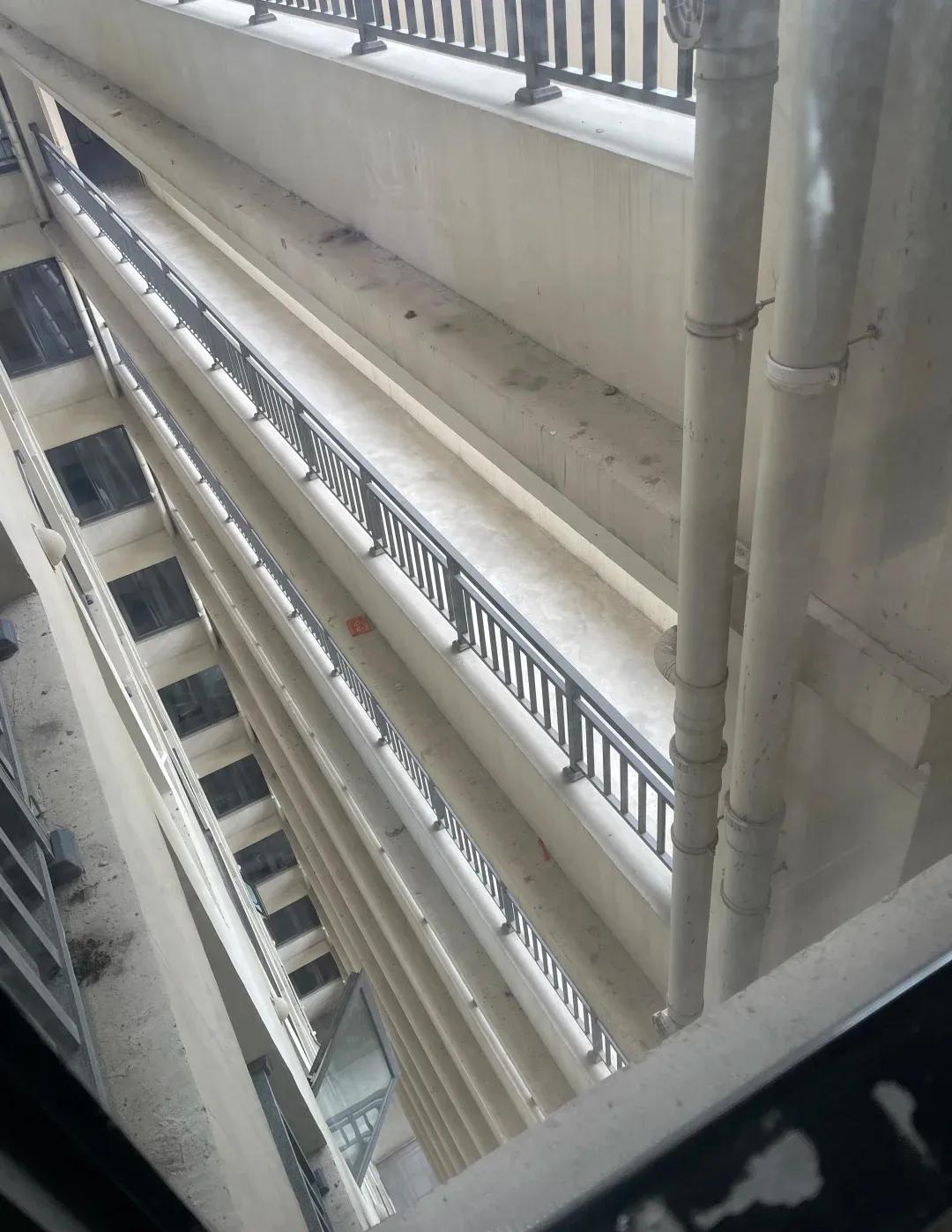 Ba năm sống trong căn hộ “hướng hành lang”: Tôi tưởng mua hời, ai ngờ nhận về loạt nỗi đau không ai nói trước- Ảnh 1. Ba năm sống trong căn hộ “hướng hành lang”: Tôi tưởng mua hời, ai ngờ nhận về loạt nỗi đau không ai nói trước- Ảnh 1.