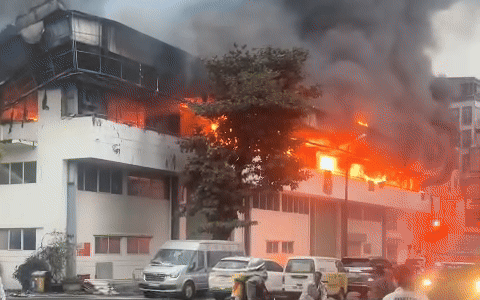 Xe đầu kéo chở 30 tấn viên nén năng lượng bốc cháy trên cao tốc - Ảnh 3.