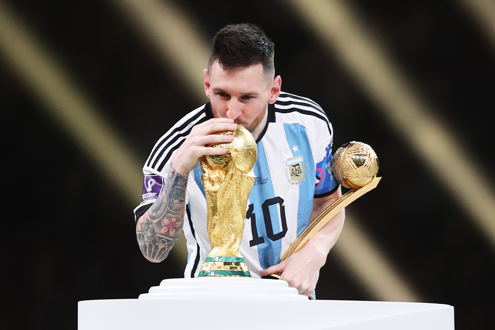 Messi kh&ocirc;ng thể ngừng đẳng cấp: Ph&aacute; kỉ lục kiến tạo mọi thời đại, gi&agrave;nh nhiều danh hiệu nhất lịch sử- Ảnh 2.