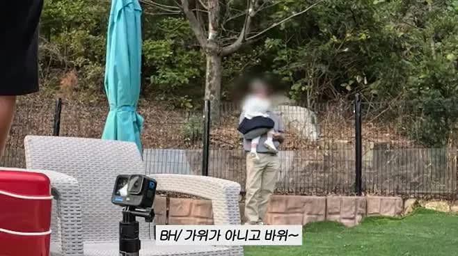 Khoảnh khắc đáng yêu của Lee Byung Hun với con gái được lan truyền rộng rãi - Ảnh 2.