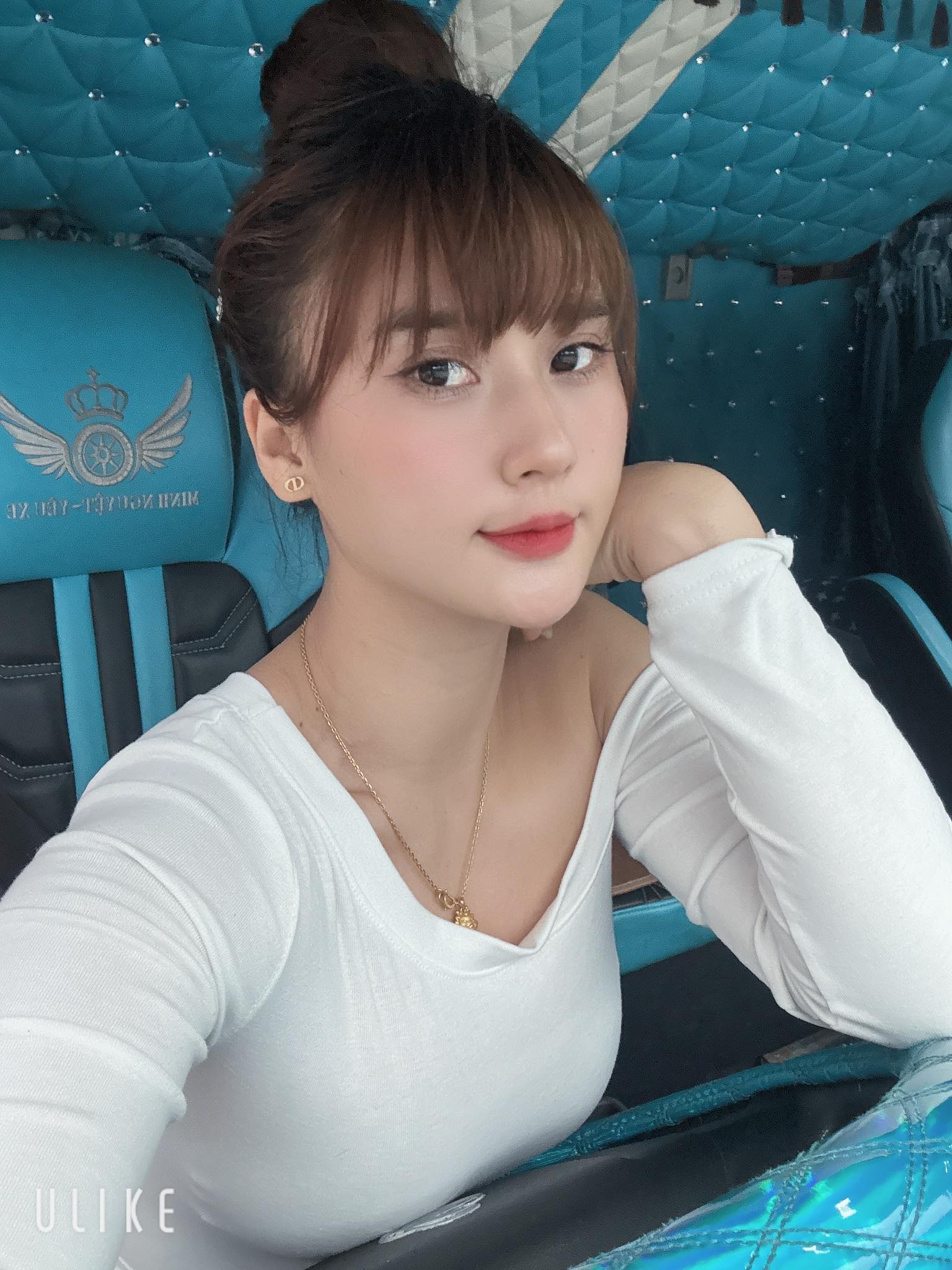 C&ocirc; g&aacute;i xinh đẹp bốc v&aacute;c tr&ecirc;n th&ugrave;ng xe tải 30 tấn: H&eacute; lộ th&acirc;n phận ph&iacute;a sau- Ảnh 3.