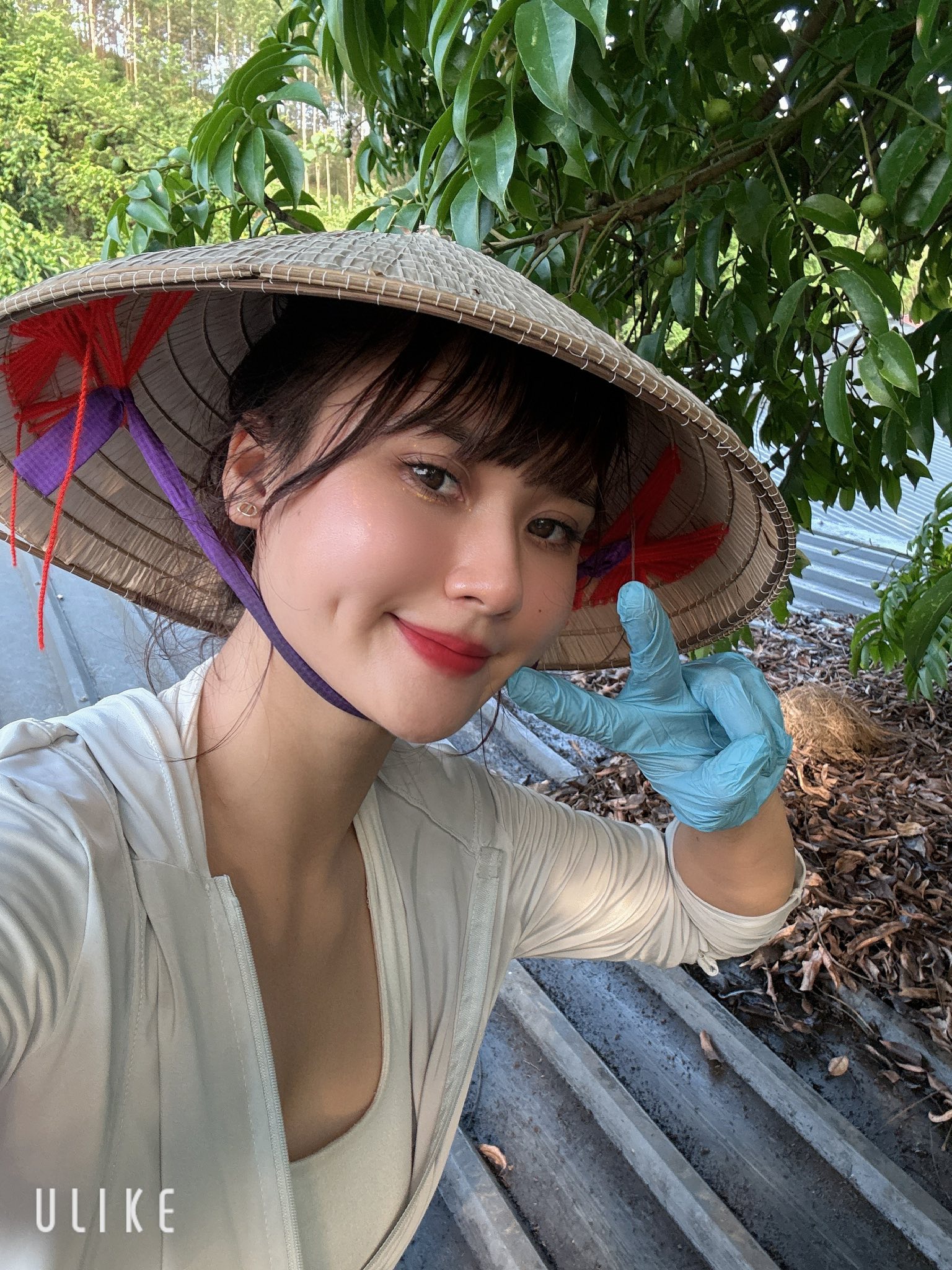 C&ocirc; g&aacute;i xinh đẹp bốc v&aacute;c tr&ecirc;n th&ugrave;ng xe tải 30 tấn: H&eacute; lộ th&acirc;n phận ph&iacute;a sau- Ảnh 5.