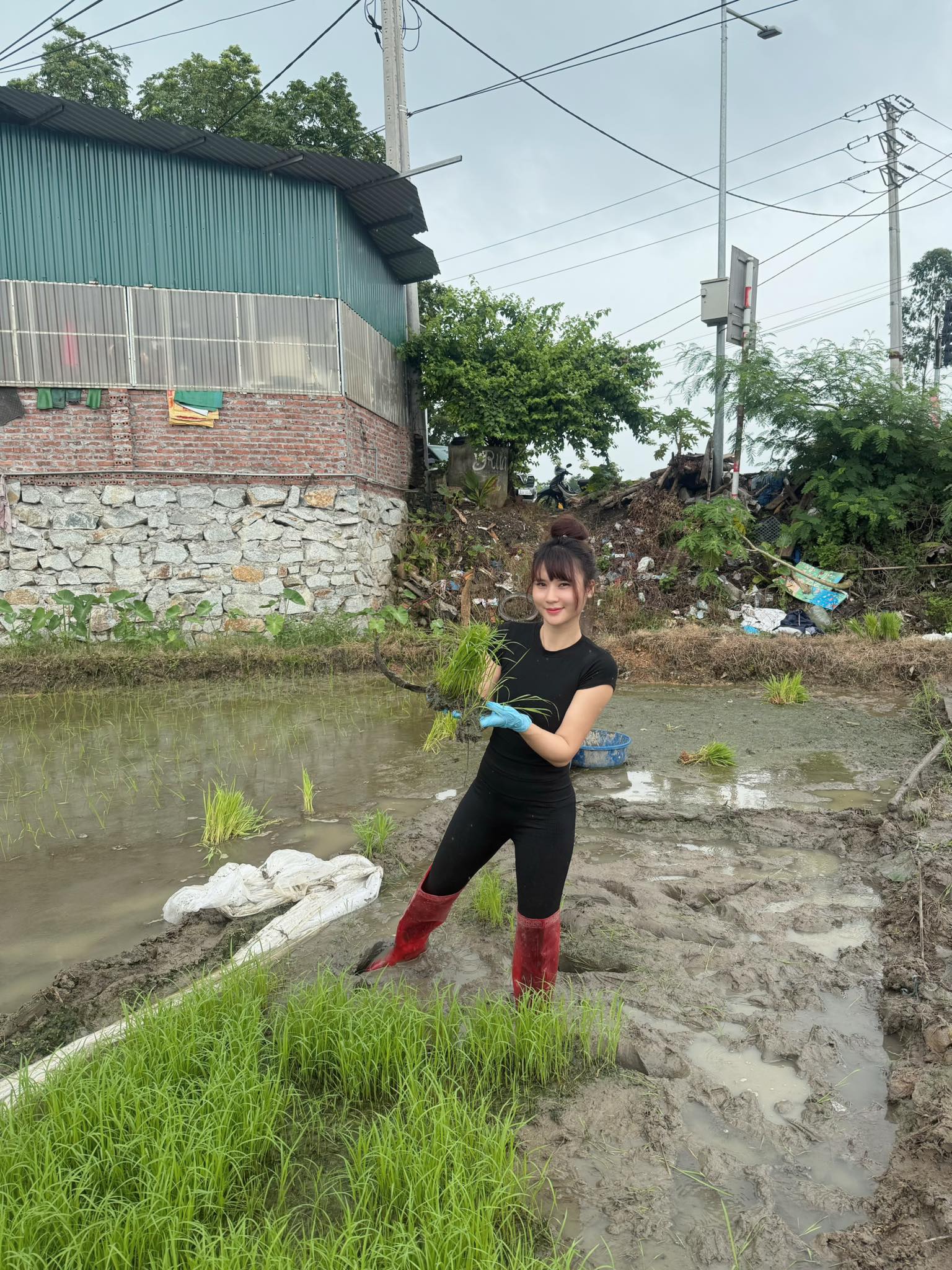 C&ocirc; g&aacute;i xinh đẹp bốc v&aacute;c tr&ecirc;n th&ugrave;ng xe tải 30 tấn: H&eacute; lộ th&acirc;n phận ph&iacute;a sau- Ảnh 6.