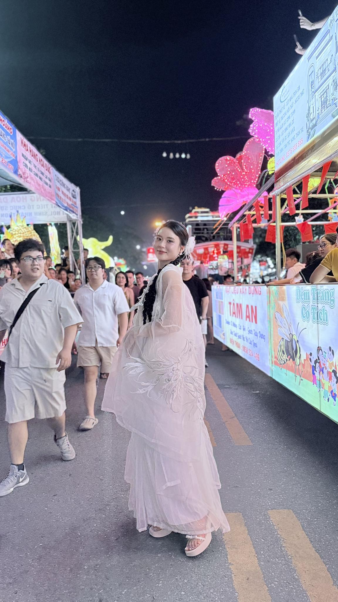 C&ocirc; g&aacute;i xinh đẹp bốc v&aacute;c tr&ecirc;n th&ugrave;ng xe tải 30 tấn: H&eacute; lộ th&acirc;n phận ph&iacute;a sau- Ảnh 7.