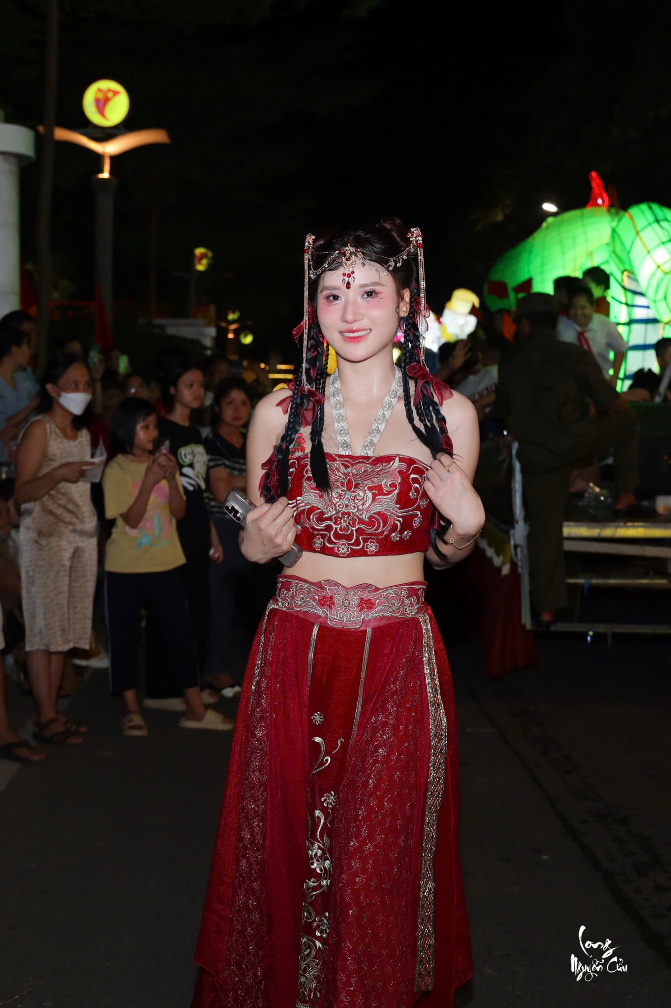 C&ocirc; g&aacute;i xinh đẹp bốc v&aacute;c tr&ecirc;n th&ugrave;ng xe tải 30 tấn: H&eacute; lộ th&acirc;n phận ph&iacute;a sau- Ảnh 8.