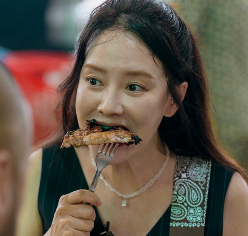 Song Ji Hyo ăn thử món kinh dị "khó nuốt" của người Việt, phản ứng sau đó mới bất ngờ - Ảnh 5. Song Ji Hyo ăn thử món kinh dị "khó nuốt" của người Việt, phản ứng sau đó mới bất ngờ - Ảnh 5.