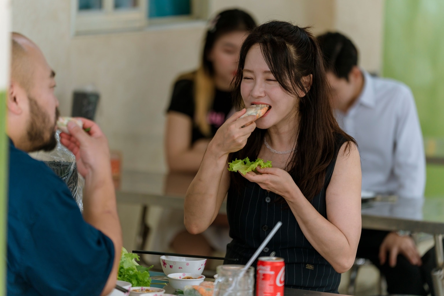 Song Ji Hyo ăn thử món kinh dị "khó nuốt" của người Việt, phản ứng sau đó mới bất ngờ - Ảnh 6. Song Ji Hyo ăn thử món kinh dị "khó nuốt" của người Việt, phản ứng sau đó mới bất ngờ - Ảnh 6.