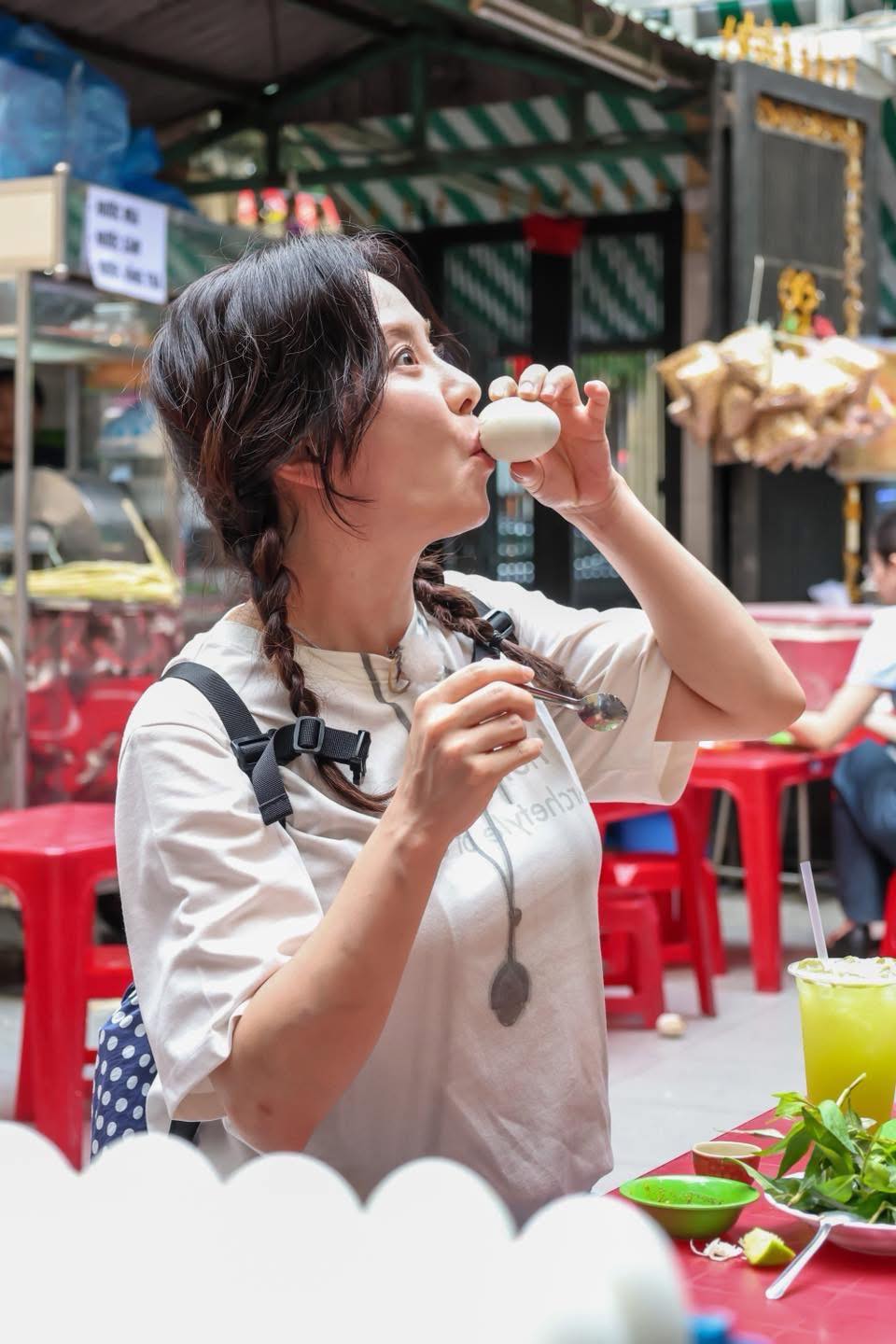 Song Ji Hyo ăn thử món kinh dị "khó nuốt" của người Việt, phản ứng sau đó mới bất ngờ - Ảnh 4. Song Ji Hyo ăn thử món kinh dị "khó nuốt" của người Việt, phản ứng sau đó mới bất ngờ - Ảnh 4.