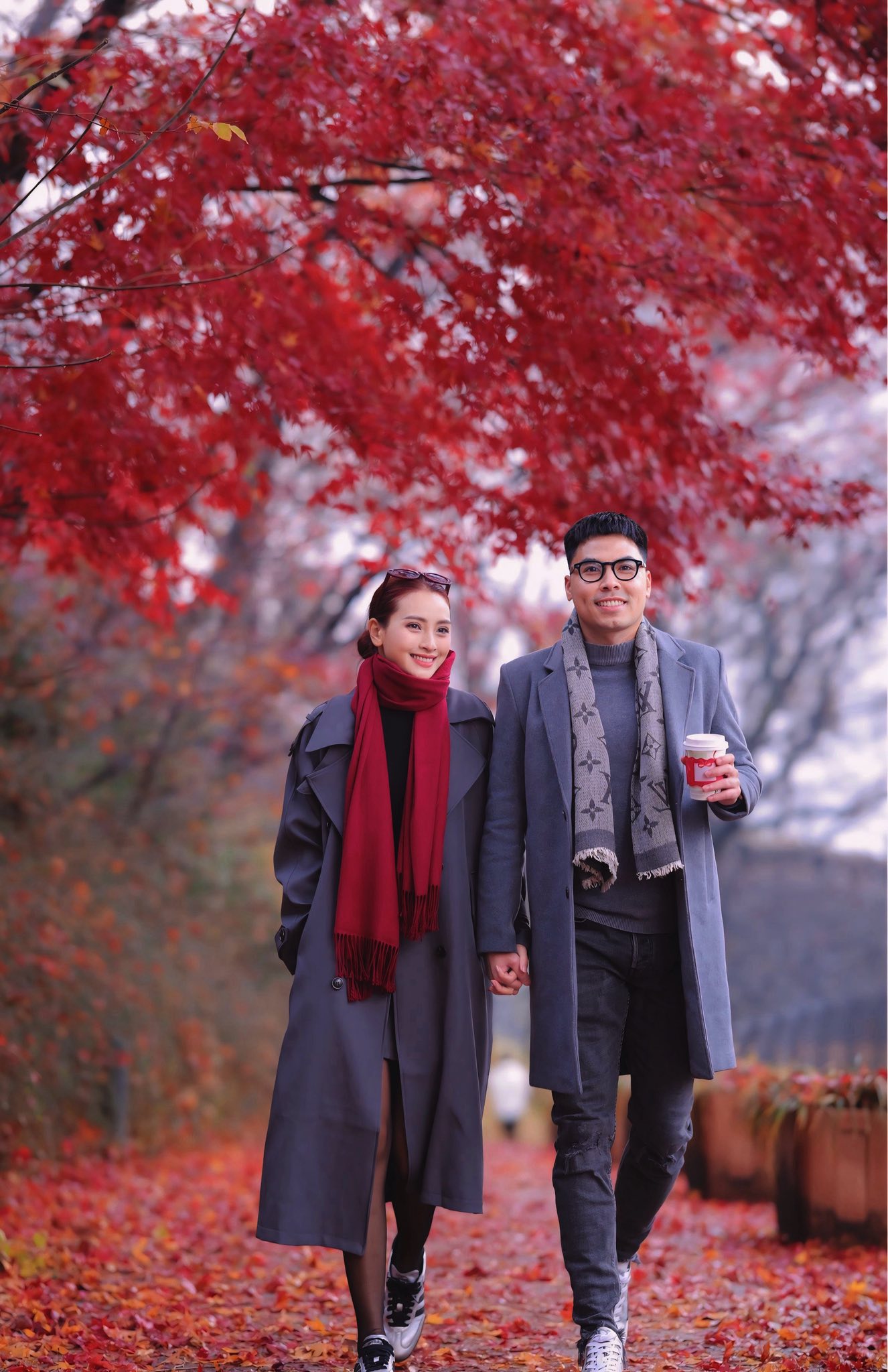 Tuyển thủ Việt Nam và MC Mù Tạt tung bộ ảnh đẹp như bước ra từ phim Hàn sau màn cầu hôn chấn động MXH- Ảnh 1.