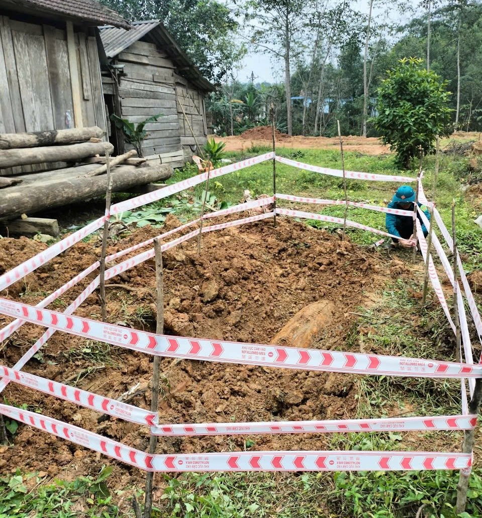 Phát hiện bom nặng 340kg dưới lòng đất ở xã Tuyên Lâm , Quảng Trị gây chấn động - Ảnh 1. Phát hiện bom nặng 340kg dưới lòng đất ở xã Tuyên Lâm , Quảng Trị gây chấn động - Ảnh 1.