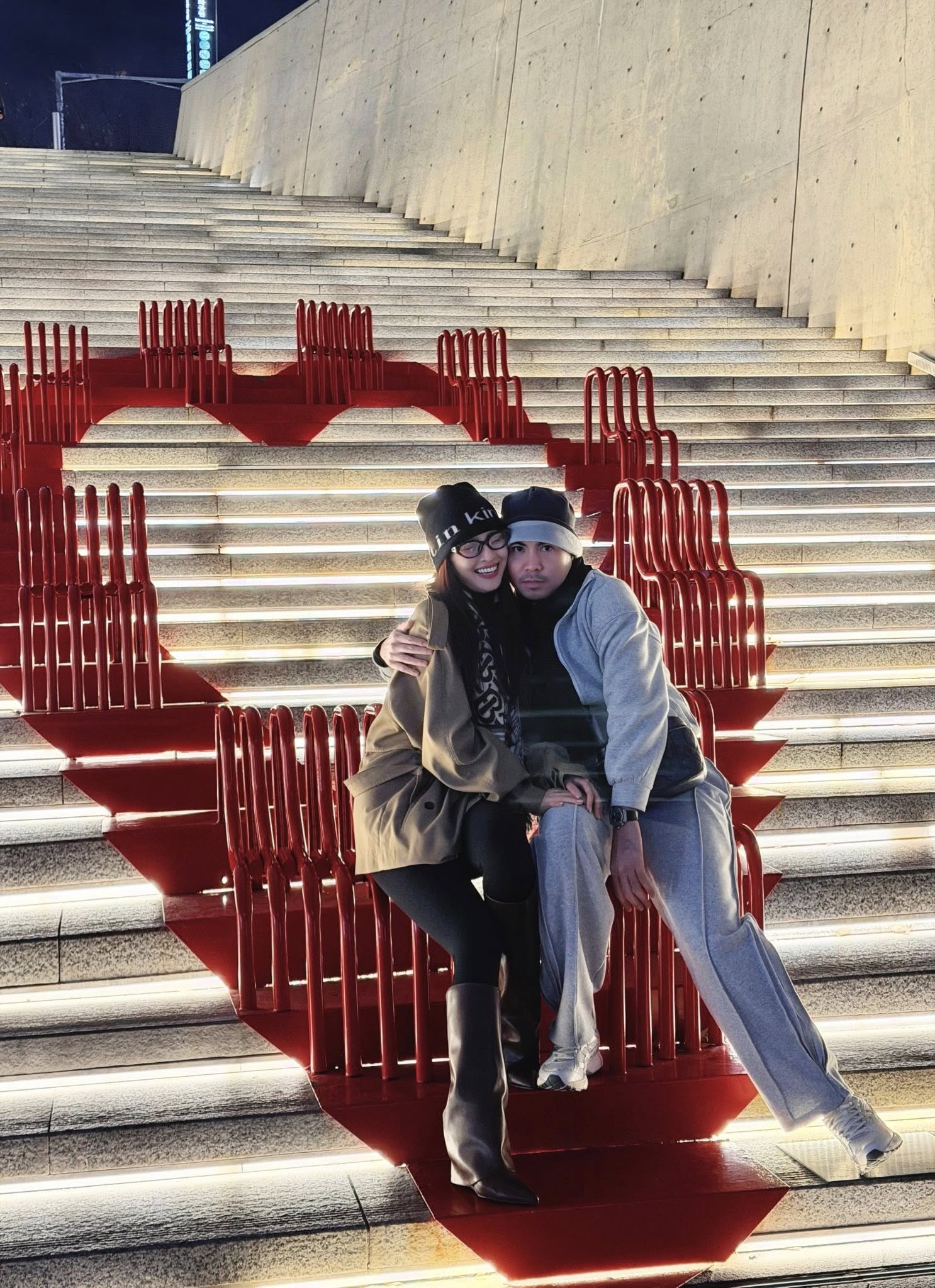 Tuyển thủ Việt Nam và MC Mù Tạt tung bộ ảnh đẹp như bước ra từ phim Hàn sau màn cầu hôn chấn động MXH- Ảnh 5.