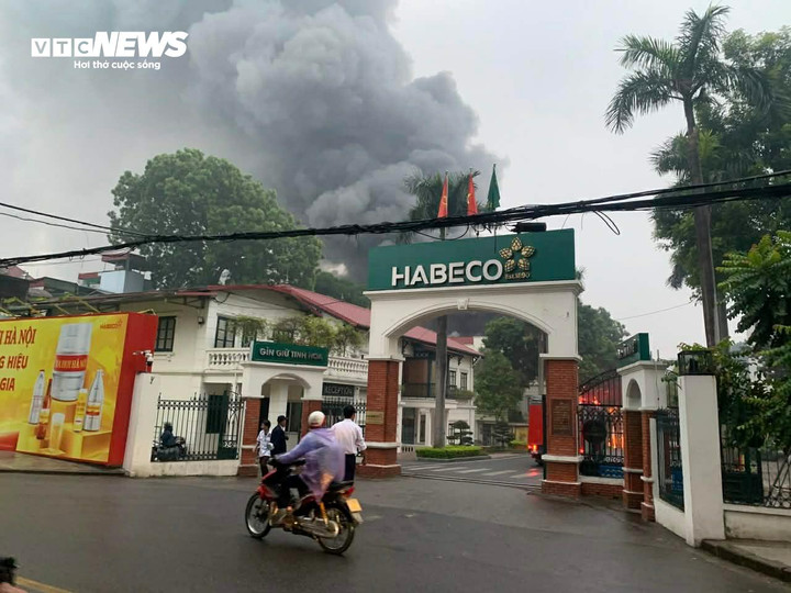 Cháy lớn tại Nhà máy Bia Hà Nội Habeco , lực lượng cứu hộ đang nỗ lực dập lửa - Ảnh 1.