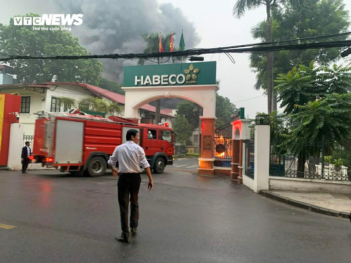 Cháy lớn tại Nhà máy Bia Hà Nội Habeco , lực lượng cứu hộ đang nỗ lực dập lửa - Ảnh 2.