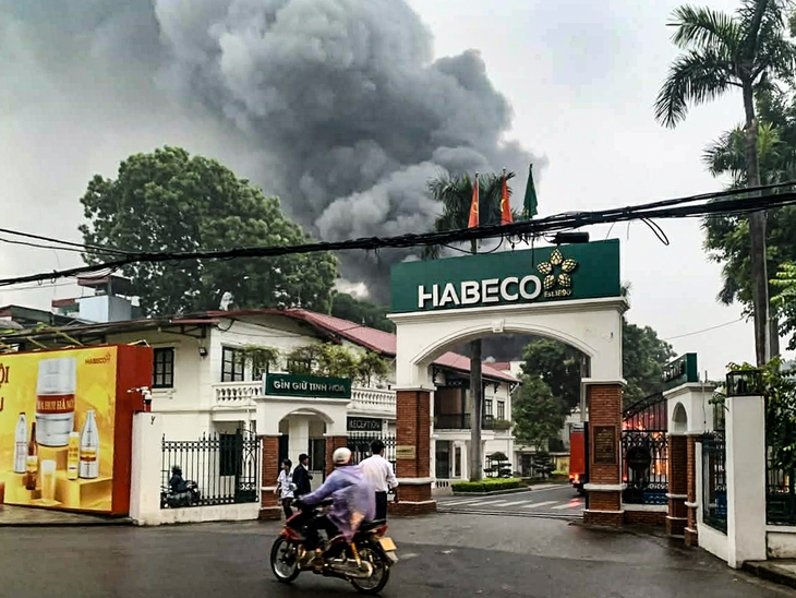 Nóng: Nhà máy bia Hà Nội Habeco cháy dữ dội, cột khói đen bốc cao - Ảnh 1.