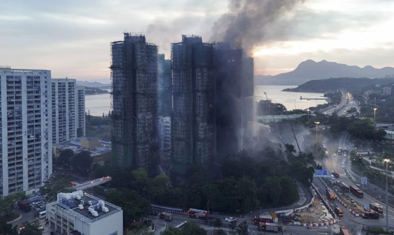 Vụ cháy chung cư tại Hong Kong: Thảm họa chết chóc và bài học an toàn - Ảnh 1.