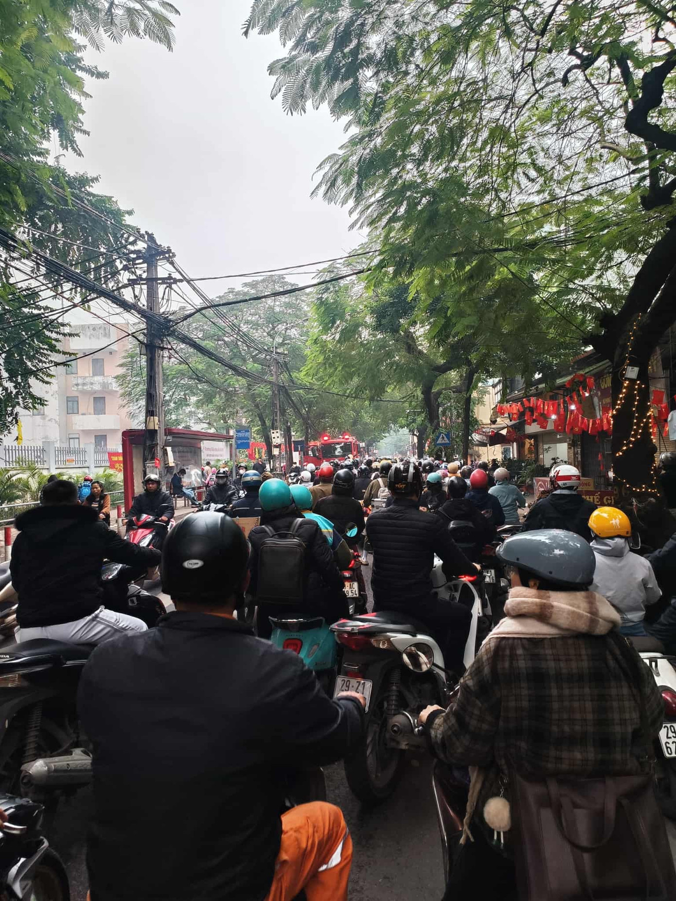 Nóng: Nhà máy bia Hà Nội Habeco cháy dữ dội, cột khói đen bốc cao - Ảnh 6.