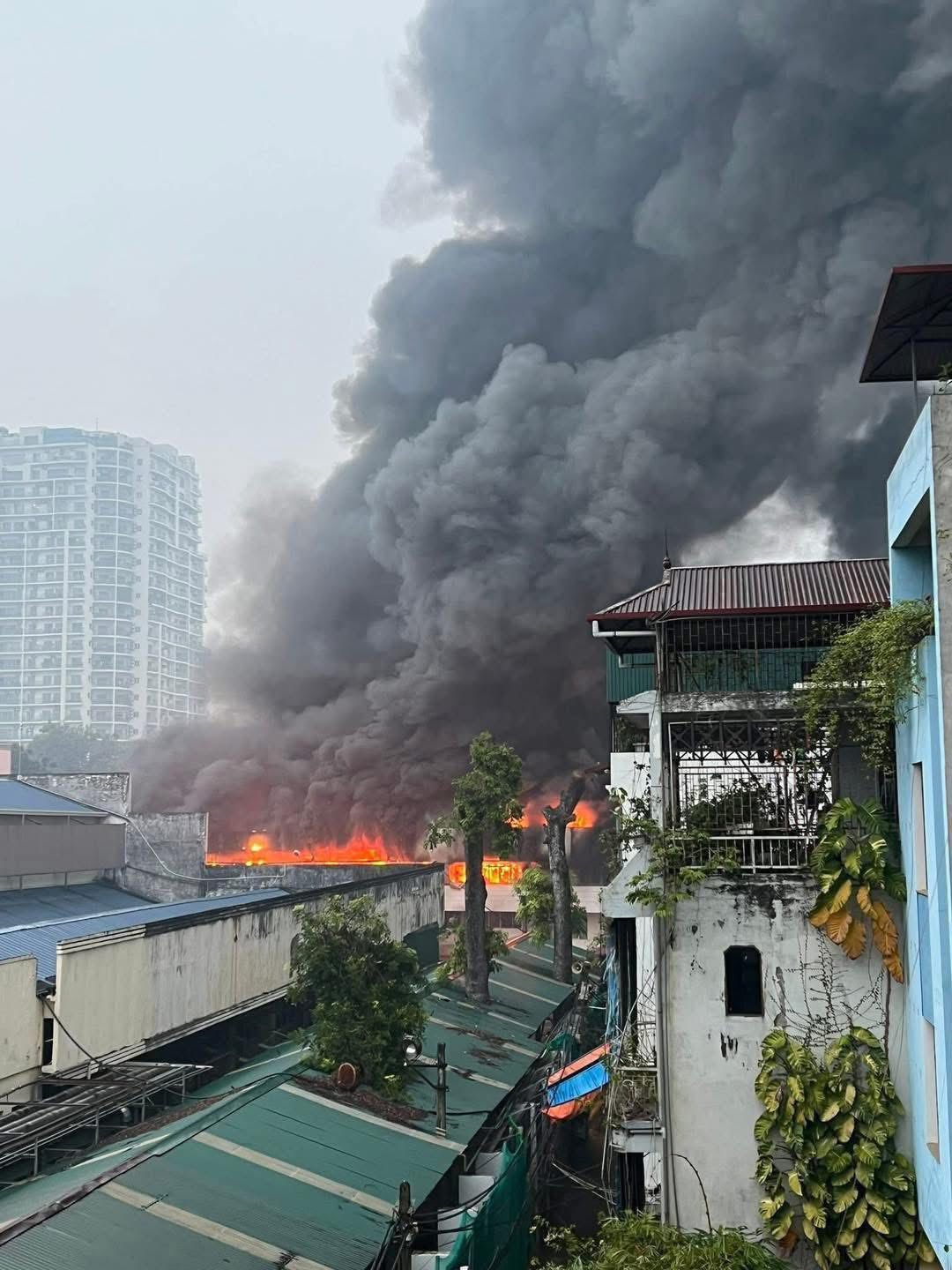 Nóng: Nhà máy bia Hà Nội Habeco cháy dữ dội, cột khói đen bốc cao - Ảnh 2.