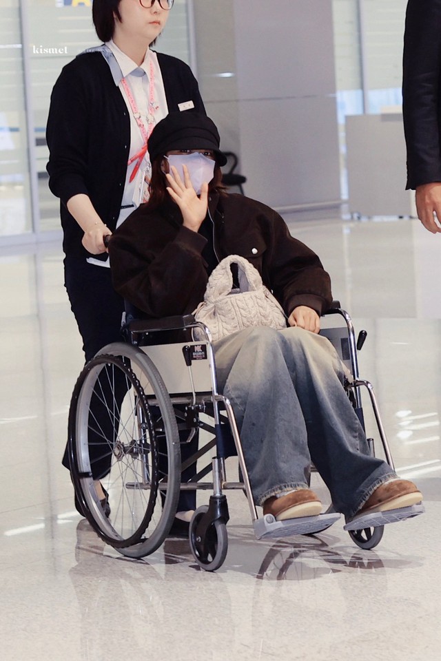 2 ngôi sao ngồi xe lăn trở về từ MAMA 2025, chuyện nghiêm trọng gì đã xảy ra?- Ảnh 3. 2 ngôi sao ngồi xe lăn trở về từ MAMA 2025, chuyện nghiêm trọng gì đã xảy ra?- Ảnh 3.
