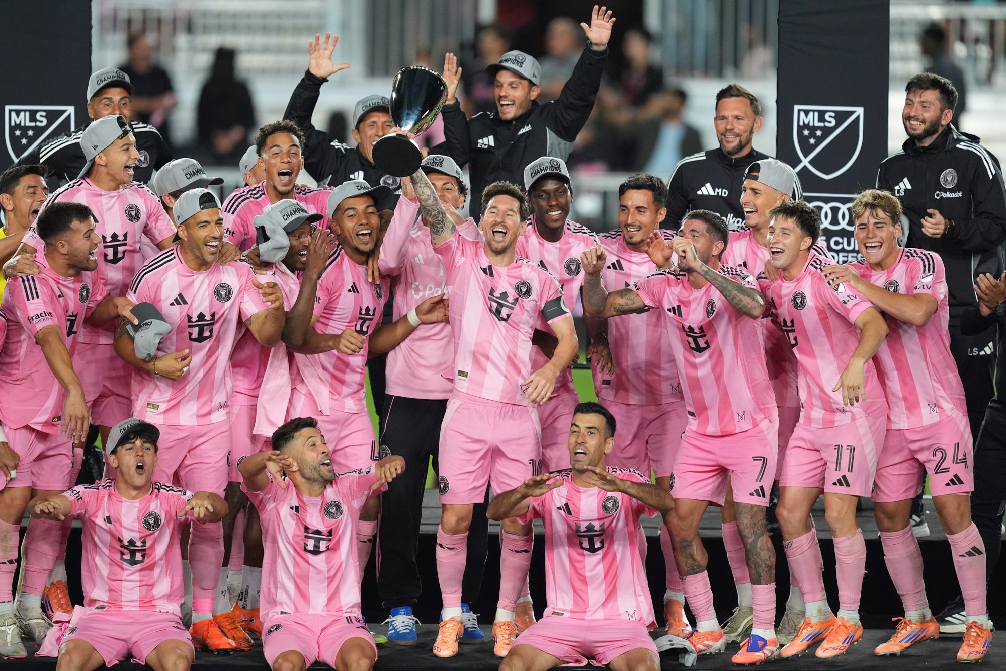 Messi kh&ocirc;ng thể ngừng đẳng cấp: Ph&aacute; kỉ lục kiến tạo mọi thời đại, gi&agrave;nh nhiều danh hiệu nhất lịch sử- Ảnh 1.