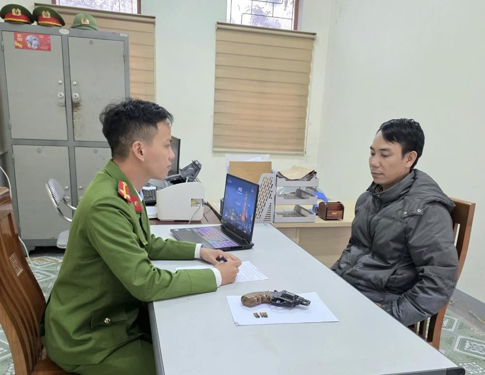 Bắt giữ người đàn ông dùng súng bắn chỉ thiên trong đám cưới ở Hà Tĩnh - Ảnh 1.
