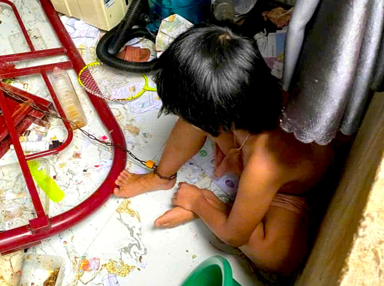 Vụ bé gái bị xích chân trong phòng: Người bố nói lý do bất ngờ - Ảnh 2.