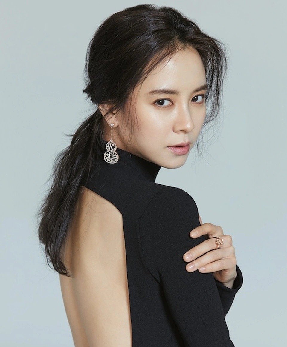 Song Ji Hyo ăn thử món kinh dị "khó nuốt" của người Việt, phản ứng sau đó mới bất ngờ - Ảnh 8. Song Ji Hyo ăn thử món kinh dị "khó nuốt" của người Việt, phản ứng sau đó mới bất ngờ - Ảnh 8.