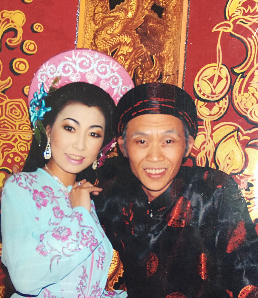 Nữ ca sĩ duy nhất được Hoài Linh công khai yêu, xăm hình danh hài lên người: U50 nuôi cả mẹ lẫn con, cháu - Ảnh 2. Nữ ca sĩ duy nhất được Hoài Linh công khai yêu, xăm hình danh hài lên người: U50 nuôi cả mẹ lẫn con, cháu - Ảnh 2.