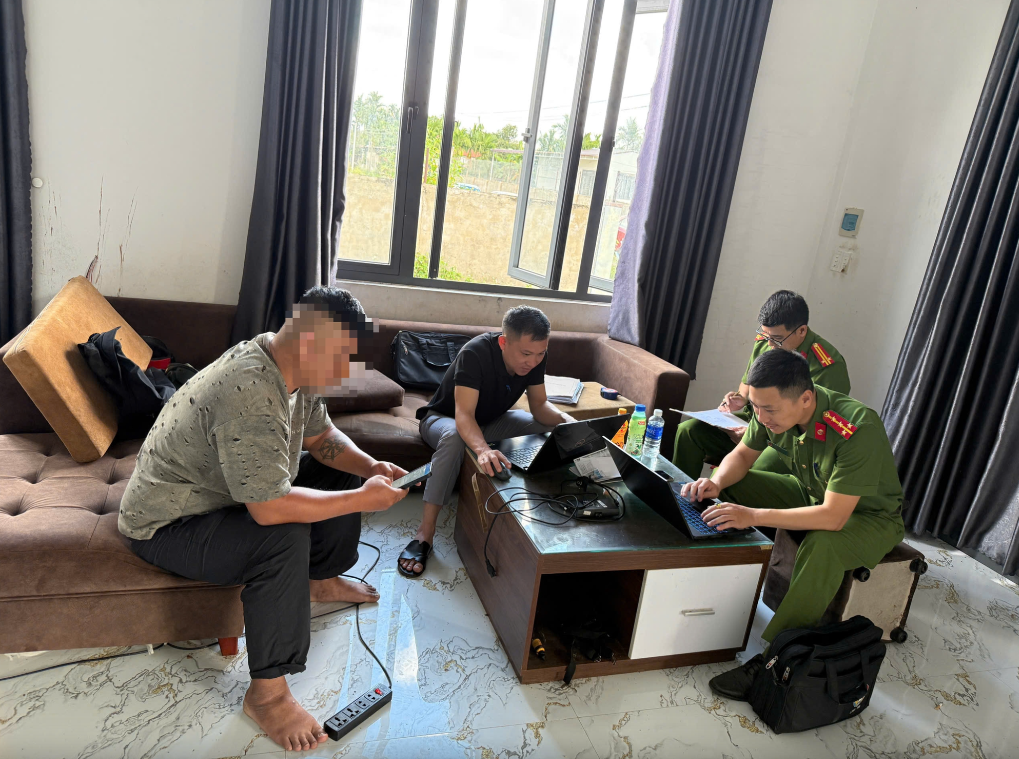 Vụ bé gái bị xích chân trong phòng: Người bố nói lý do bất ngờ - Ảnh 1.