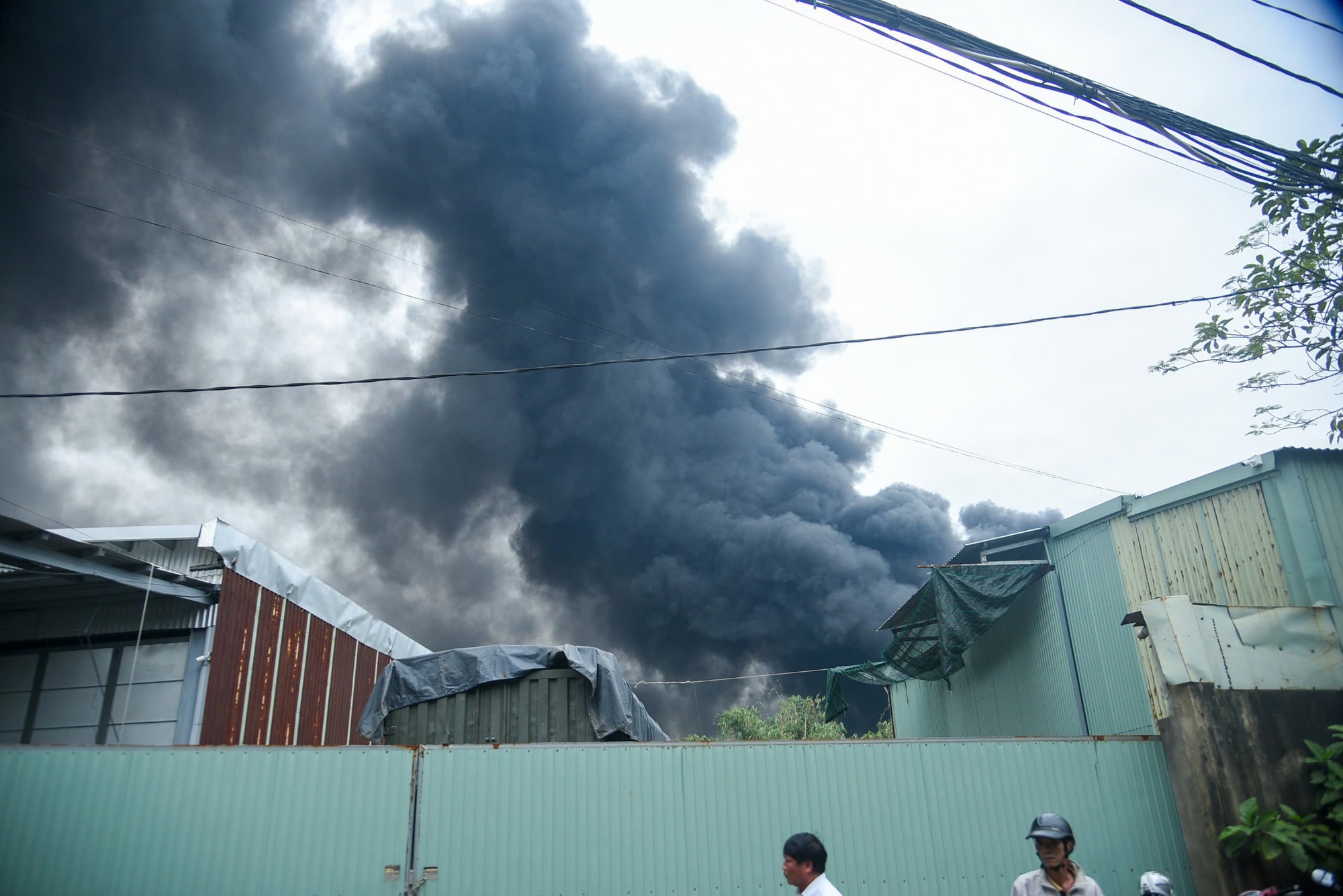 Cháy lớn tại Đà Nẵng , cột khói cuồn cuộn sau Bệnh viện hòa vang - Ảnh 3. Cháy lớn tại Đà Nẵng , cột khói cuồn cuộn sau Bệnh viện hòa vang - Ảnh 3.