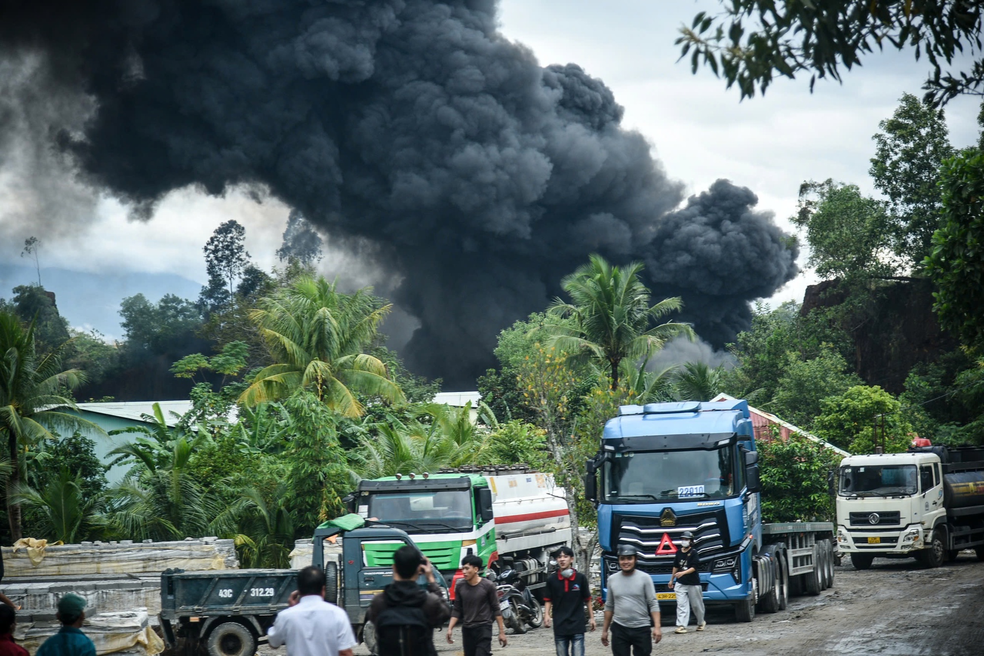 Cháy lớn tại Đà Nẵng , cột khói cuồn cuộn sau Bệnh viện hòa vang - Ảnh 2. Cháy lớn tại Đà Nẵng , cột khói cuồn cuộn sau Bệnh viện hòa vang - Ảnh 2.