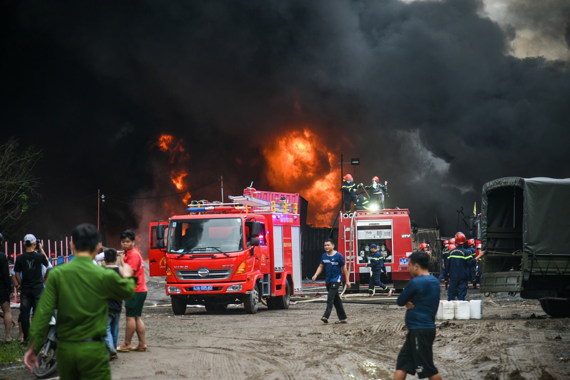 Cháy lớn tại Đà Nẵng , cột khói cuồn cuộn sau Bệnh viện hòa vang - Ảnh 1. Cháy lớn tại Đà Nẵng , cột khói cuồn cuộn sau Bệnh viện hòa vang - Ảnh 1.