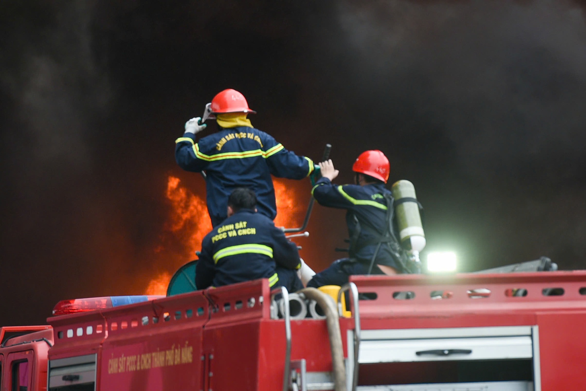 Cháy lớn tại Đà Nẵng , cột khói cuồn cuộn sau Bệnh viện hòa vang - Ảnh 4. Cháy lớn tại Đà Nẵng , cột khói cuồn cuộn sau Bệnh viện hòa vang - Ảnh 4.