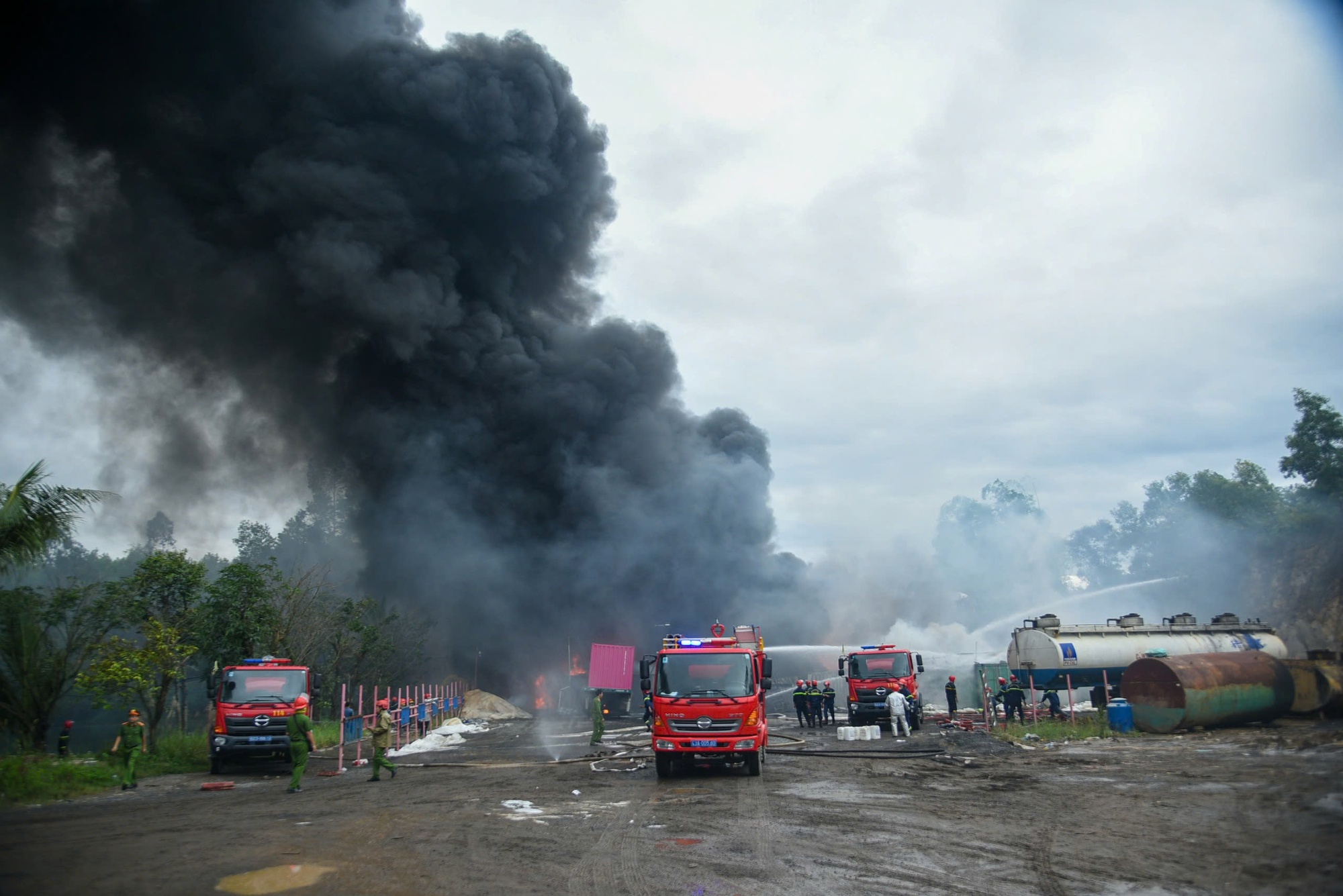 Cháy lớn tại Đà Nẵng , cột khói cuồn cuộn sau Bệnh viện hòa vang - Ảnh 5. Cháy lớn tại Đà Nẵng , cột khói cuồn cuộn sau Bệnh viện hòa vang - Ảnh 5.