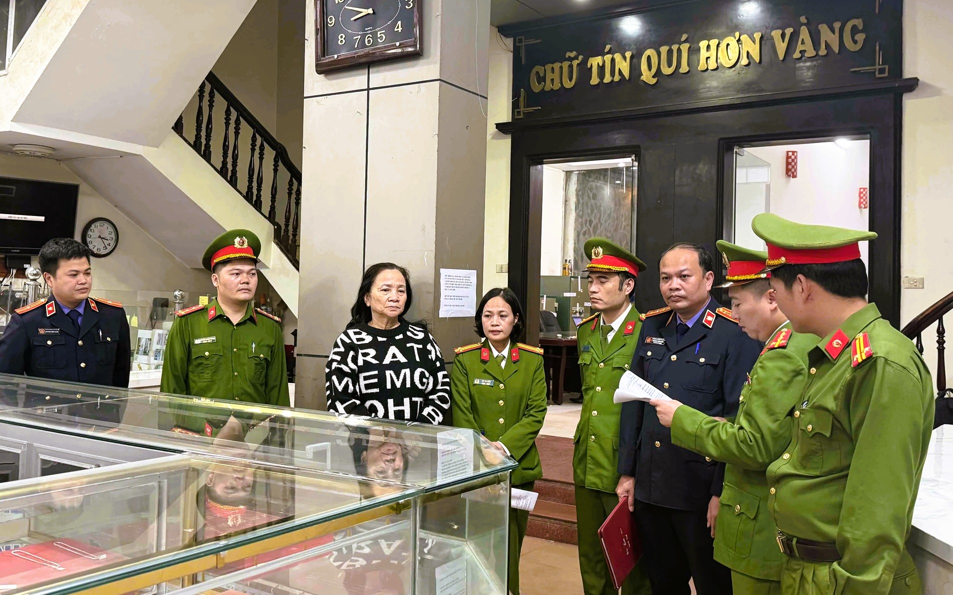 Hé lộ chiêu trò trốn thuế của tiệm vàng Kim Chung tại thanh hóa - Ảnh 1. Hé lộ chiêu trò trốn thuế của tiệm vàng Kim Chung tại thanh hóa - Ảnh 1.