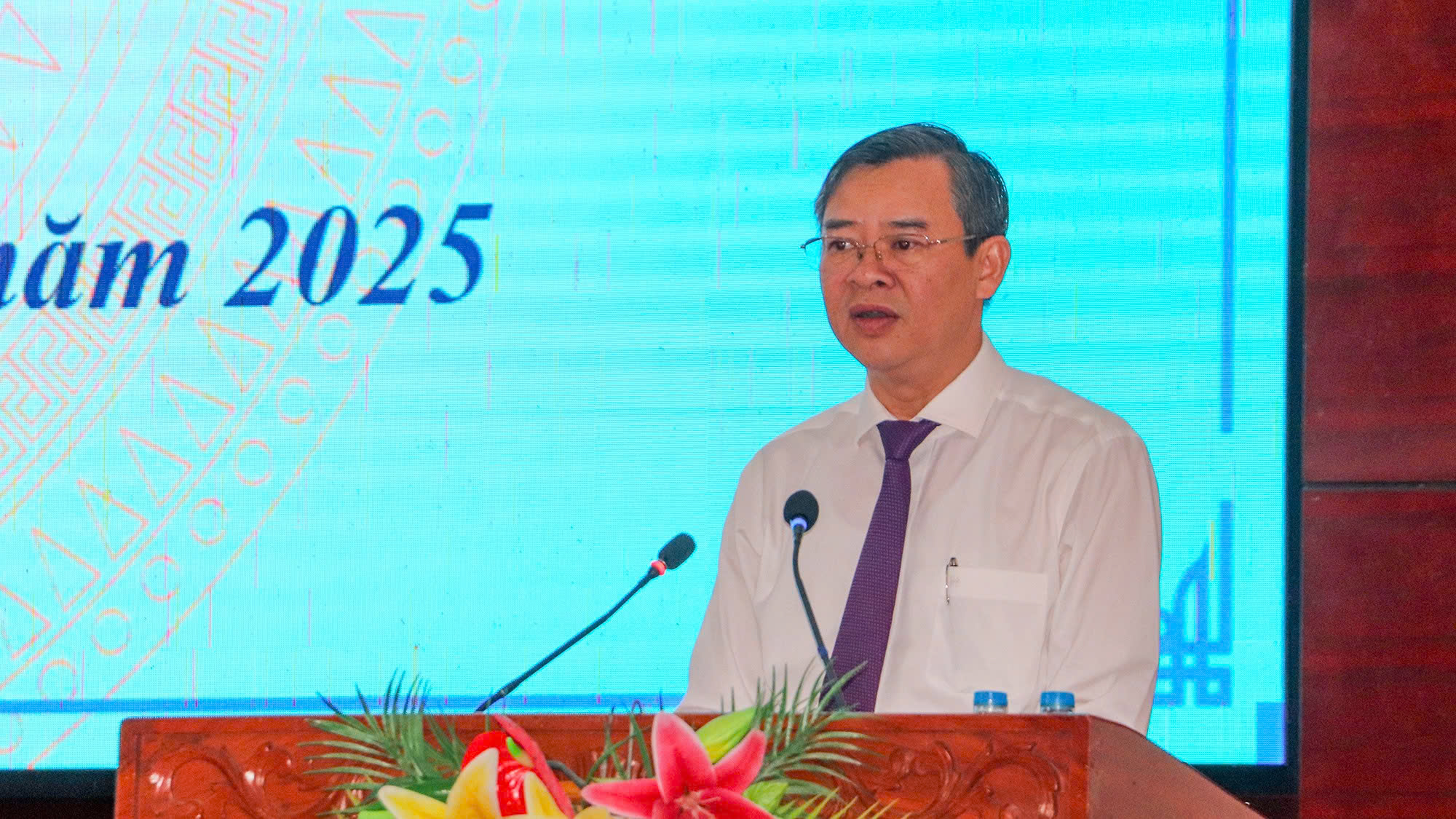 Chủ tịch UBND TP Cần Thơ thông tin về việc mua máy xạ trị cho Bệnh viện Ung bướu - Ảnh 1.