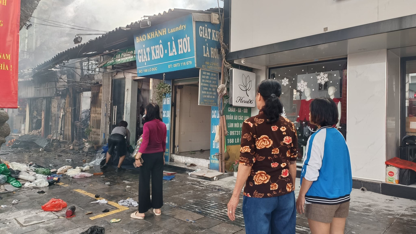 Đám cháy lớn tại phố Lò Đúc , Hà Nội gây hoang mang cho người dân - Ảnh 5.