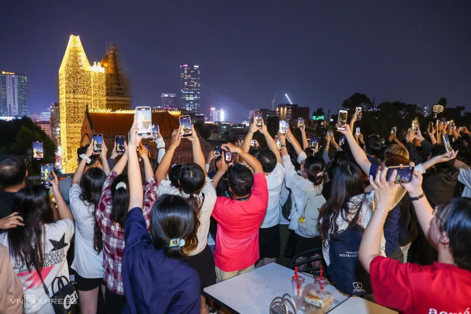 Giống Thượng Hải, điểm ngay trung tâm TP.HCM khiến nhiều người xếp hàng chỉ để xem khoảnh khắc lúc 18h45 - Ảnh 3.